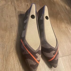 NWT Rothys “The Point” Taupe camo